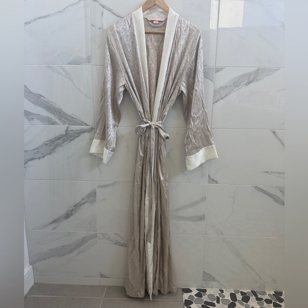 Vintage 90’s Victoria's Secret champagne patterned floor length robe - size M/L